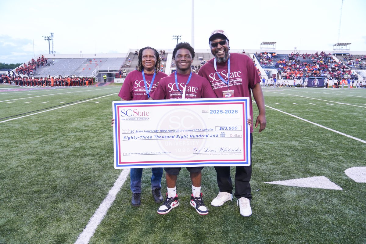 SCState1890's tweet photo. Congratulations to Caesar Bellamy, a senior at Orangeburg High School for Health Professions, on receiving the 1890 Ag Innovation Scholarship! 

After discovering a passion for agriculture through SC State’s AgriFSC summer camp, Caesar plans to explore agriculture at SC State! 🐾 https://t.co/kyhcyPWwDs