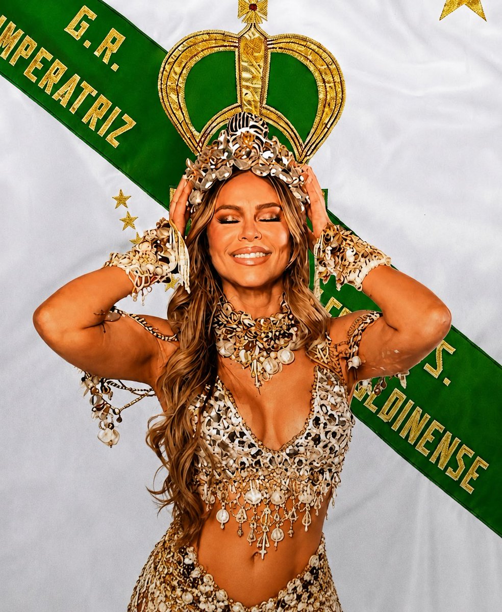 ThyOtero's tweet photo. Paolla Oliveira é a minha Rainha de Bateria. 

A vida presta e muito! 💚 https://t.co/oCqa9aIKdH