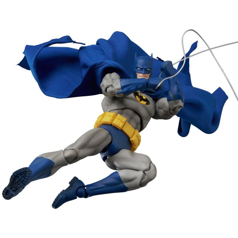 Skullector_616's tweet photo. This Batman is one I was really looking forward to, since it's not common to get a blue Batman with the logo with the yellow circle. But something I definitely miss is a head clenching teeth for action scenes (which they always include in all their Batman figs). https://t.co/vSMLvZAZq0