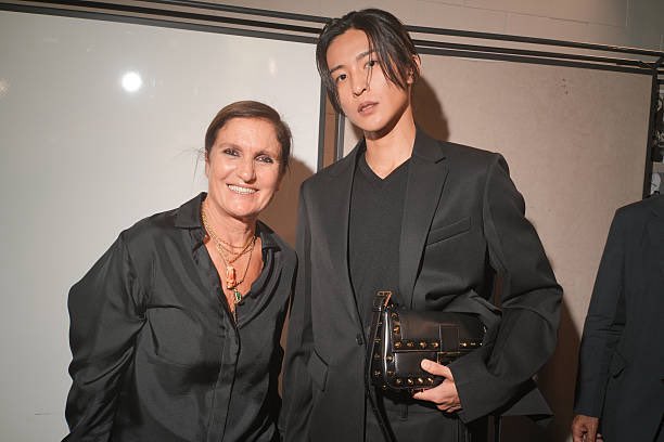 cheesunset__'s tweet photo. 260923 @ FendiSS27 #RenMeguro

Ren Meguro with Chief Creative Officer of Fendi, Maria Grazia Chiuri.

#目黒蓮 #FendiSS27 #FENDIxRenMeguro https://t.co/nJfcvjfYJ1