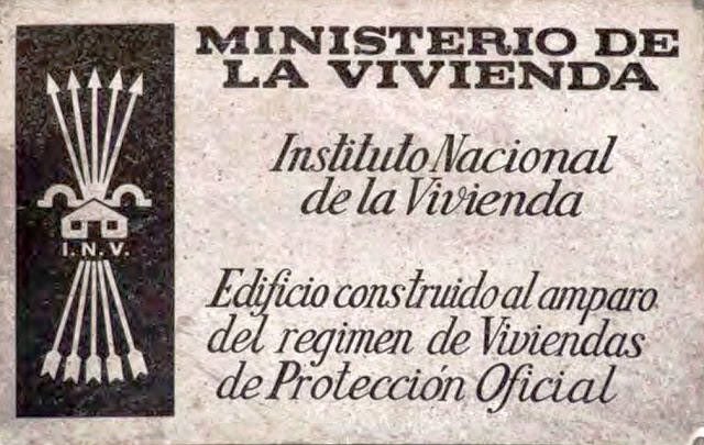 GladiatorAstur's tweet photo. Menudo cabronazo que era Franco con los pisos de renta antigua. Menudo pájaro que construyó viviendas sociales y además permitió unos alquileres ruinosos para los propietarios. 

Menos mal que luego vino la PSOE y lo solucionó todo. 

Tralari💃🏻💃🏻💃🏻 https://t.co/wTtiOOJMhv