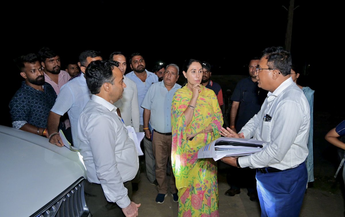 KumariDiya's tweet photo. आज जयपुर-सीकर फोरलेन हाईवे पर टोडी मोड़ से 14 नंबर तक सर्विस लेन में आ रही समस्याओं एवं प्रस्तावित मेट्रो तथा एलिवेटेड रोड के रूट का निरीक्षण कर जायजा लिया।

इस दौरान NHAI के अधिकारियों को यातायात सुगमता एवं क्षेत्रवासियों की सुविधा को ध्यान में रखते हुए आवश्यक दिशा-निर्देश दिए। https://t.co/I86IBDaCA7