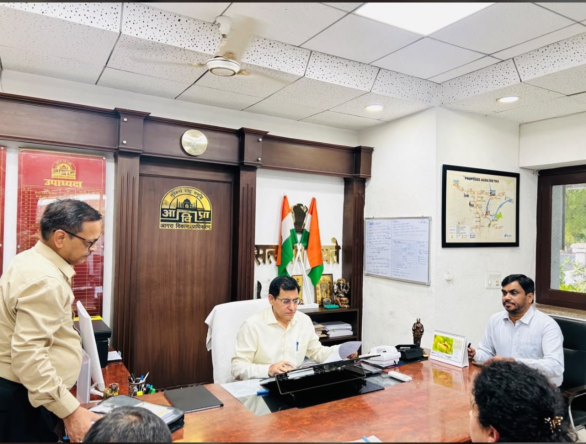 AhteshamFIN's tweet photo. #IAS विजय कुमार 2018 #VC आगरा विकास प्राधिकरण की नई जिम्मेदारी सँभाली !! इस मौके पर सचिव #PCS संजय कुमार सहित कई अफ़सर मौजूद थे !! https://t.co/2LifkYeAdP