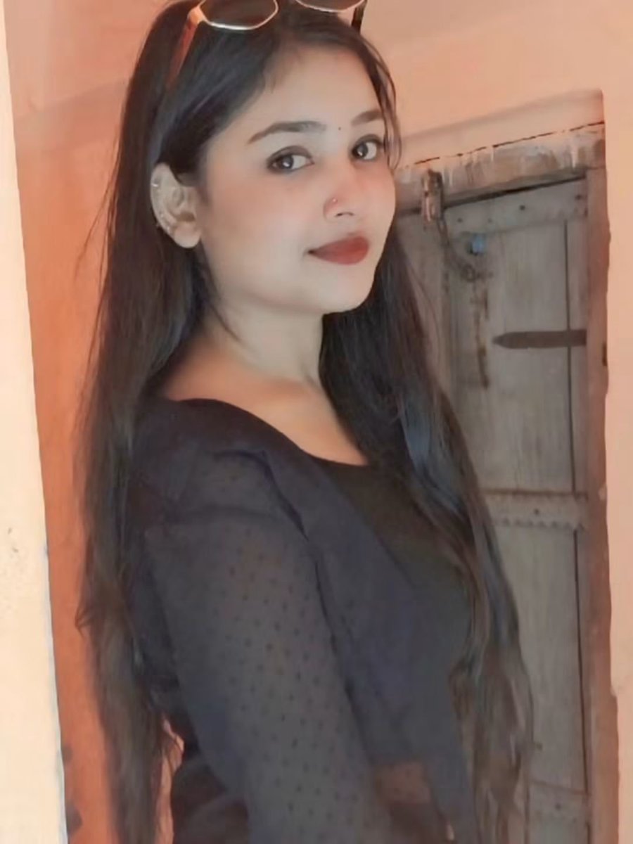 BablieVG's tweet photo. 👉🏾 योगी आयेगा या जाएगा...!! 
इससे उनको कोई फर्क नही पड़ेगा लेकिन तुम्हारी बिटिया स्कूल जाकर वापस आ पाएगी की नही, सोचना तुम्हें है। 🤔

बहुत जल्द तुम लोग भूल जाते हो 2017 से पहले का उत्तर-प्रदेश जहां हाइवे से खींच कर मां और बेटी का एक साथ बला'त्कार किया था, कोई सुनवाई नहीं होती थी,, 
पूछना प्रयागराज में रहने वाले अपने रिश्तेदारों से अतीक अहमद का आतंक आज भी जिसे सुनाने से उनकी रूह कांप जाती है,, 
पूछना कैसे अशरफ रातों को किसी के भी घर में घुस कर उनकी लड़कियां उठा ले जाता था वो वेबस परिवार सिर्फ रात भर भगवान से ये मनाता था कि बस सुबह तक उसकी बच्ची घर वापस आ जाए, 
भगवान के अलावा वो कहते भी किससे.??  
उस पुलिस से जिनको अतीक उन्हीं के थाने में बंद करके बाहर से ताला मार देता था या उन जजों से जो डर के मारे अतीक के केश की सुनवाई तक नही करते थे,, 
अपने जातिगत स्वार्थ के लिए इतने अंधे ना बनो की सत्य तुम्हे दिखाई ही ना दे,, 

जबकि सबकी जाति के बहुत गुंडे बाहुबली और माफिया हुआ करते थे, किसी एक का भी नाम बता दो जो तुम्हें बचाने के लिए अतीक से लड़ा हो,.!! 

अरे लड़ने की बात छोड़ो उसका नाम सुनते ही तुम्हारे बाहुबलियों को लैट्रिन लग जाती थी..! 
बहुत मेहनत से एक व्यक्ति ने नया उत्तर-प्रदेश बनाया है उसे बने रहने दो,, नही तो फिर कोई अतीक, आजम और मुख्तार वही करेंगे जो 2017 से पहले करते थे।

एक बार फिर ऊपर लिखी लाइन दोहरा रही हूं..
"योगी आयेगा या जाएगा इससे उसको फर्क नहीं पड़ेगा, लेकिन तुम्हारी बिटिया स्कूल से...."

#जय_श्रीराम 🚩🙏