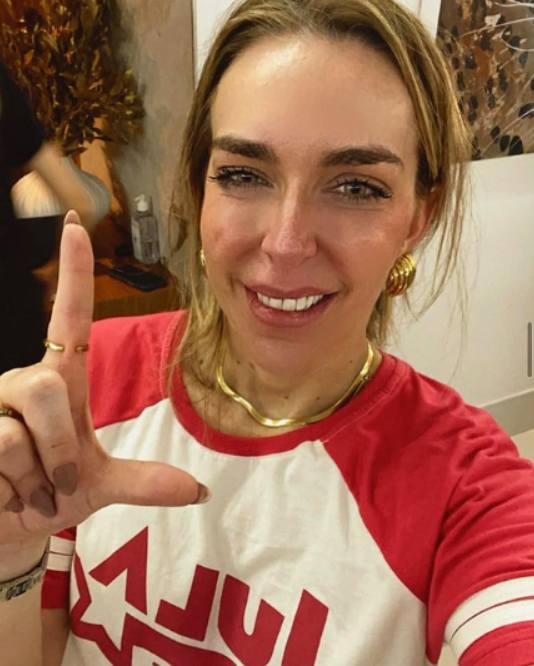 republiqueBRA's tweet photo. 🗣️ “Já estou no banco. Acima de 50 mil por dia, por CPF, a moça disse que o Banco Central já fica de olho... já aciona tipo um alerta lá. Só avisando”, alertou Ulisses Barbosa a Roberta Luchsinger, sua auxiliar pessoal e motorista, enquanto realizava repasses solicitados por ela. https://t.co/i3GsJsN6dl