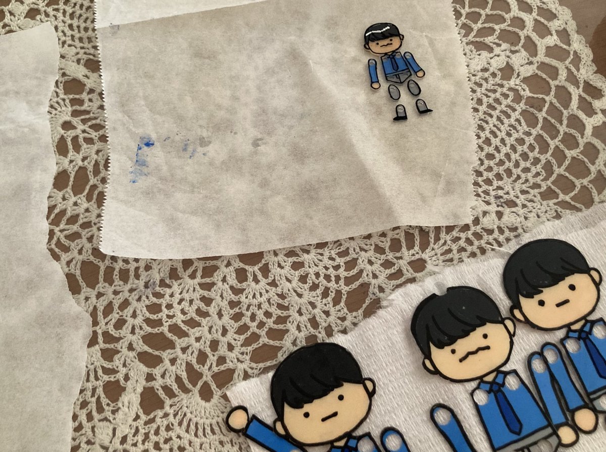 jd_bwl's tweet photo. 【Howtoに書き忘れたこと補足】
・練り消しは棒の接着の際にパーツの下に敷くと高さや角度を揃えるのに便利
・プラ板を焼くために軍手とクッキングシート(orアルミホイル)必要です
・着色で重ね塗りしすぎるとインクが剥げたり焼いた後プツプツ跡になったりする
・単体でもぷらぷら可愛い🕺簡単だし https://t.co/AXhdOcSKqS