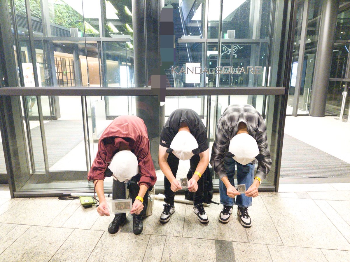 whsp_NINA's tweet photo. 今日の対バン前方で見てた〜
SW最終日とっても楽しかった
NICOにはいっぱい見つけたよって言われたし、NATSUにはニックネーム考えてもらった〜
2人のお気に入りを動画から切り取った！
4枚目は現場で捧げてきました笑
そして25日も会いに行くからよろしくね
#にことニコニコ話 #なついーと #ホワスピ https://t.co/XHPvrQ4SNV