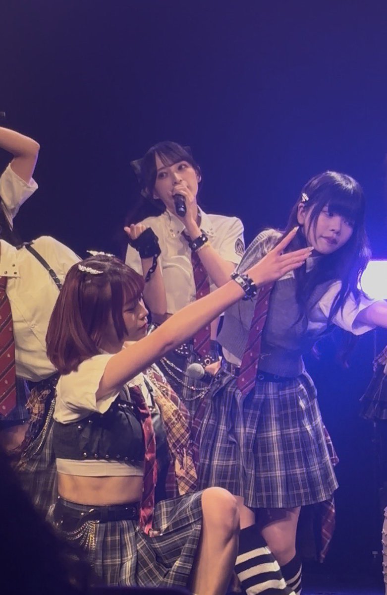 whsp_NINA's tweet photo. 今日の対バン前方で見てた〜
SW最終日とっても楽しかった
NICOにはいっぱい見つけたよって言われたし、NATSUにはニックネーム考えてもらった〜
2人のお気に入りを動画から切り取った！
4枚目は現場で捧げてきました笑
そして25日も会いに行くからよろしくね
#にことニコニコ話 #なついーと #ホワスピ https://t.co/XHPvrQ4SNV