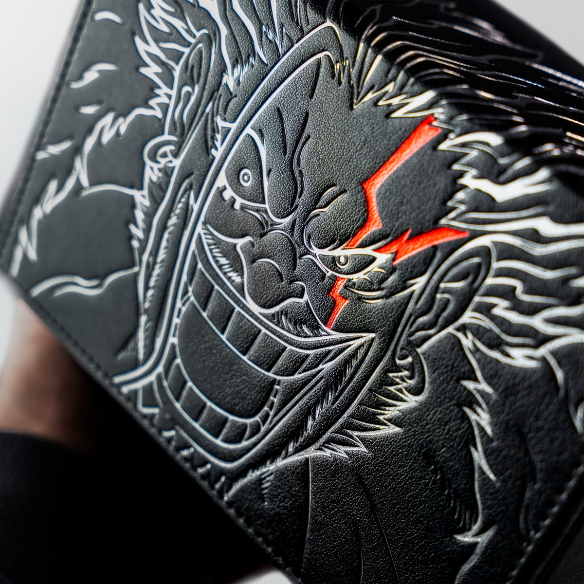 TheSleeveChief's tweet photo. King of the World - Xebec Deckbox!

Deep Silver Engravings into Premium Black-Textured Leather. 

Release 27.09.2026 8pm CEST https://t.co/nIfa2n8JXC