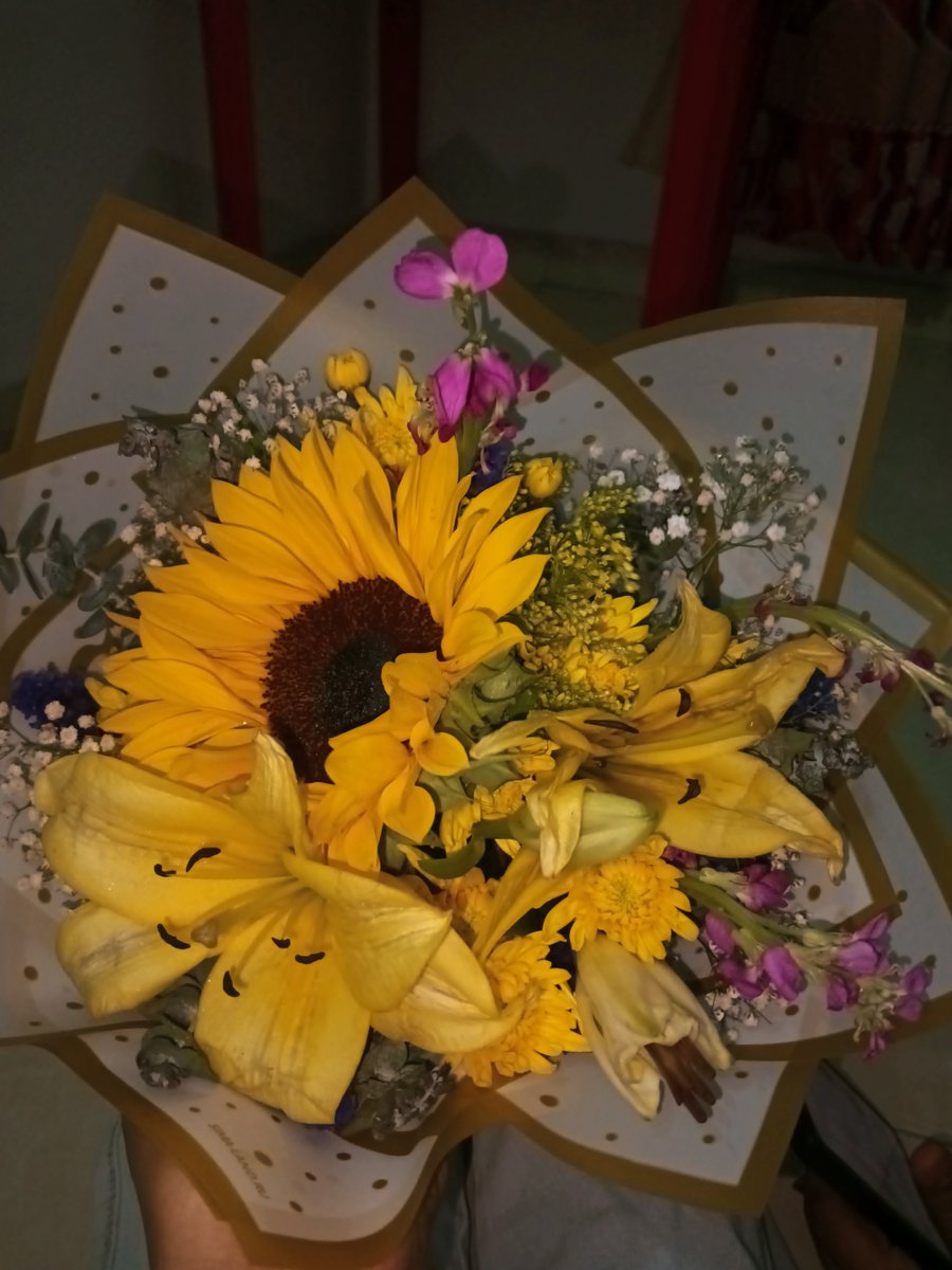 luzUT_2005's tweet photo. "te regalo estas flores porque cada día encuentro más razones para 'aprender a quererte' 🫶🏽 " https://t.co/JkYt5JC54E