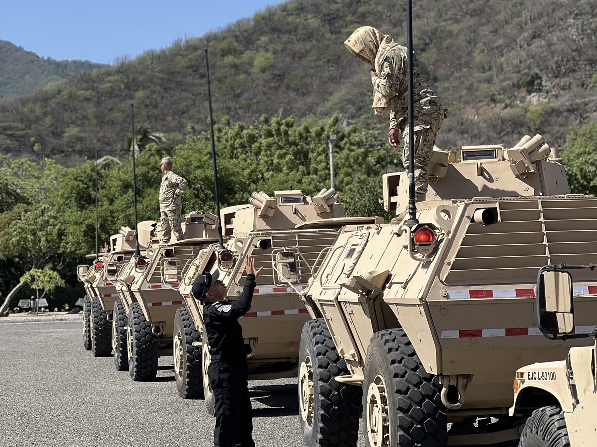 mindefensa's tweet photo. ¡Los bandidos no van a sembrar miedo en Santa Marta! En la madrugada, más de 500 uniformados llegaron para reforzar la seguridad de la ciudad y sus corredores estratégicos.

El despliegue incluye fuerzas especiales, componentes fluviales, capacidades de vigilancia y aeronaves con tecnología de visión nocturna de alta precisión.

Cualquier amenaza que intente alterar el orden público será enfrentada con firmeza.