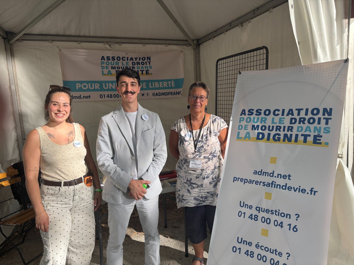 ADMDFRANCE's tweet photo. 📍 À #Bram (#Aude), l’#ADMD était au village associatif des Rencontres de la #gauche organisées par @CaroleDelga.

🗣️ De beaux échanges sur le droit de mourir dans la dignité et la liberté de choisir sa #FinDeVie. 🤝
#Politique #Santé
📸 ➡️ Benjamin Vodant https://t.co/bgdAbkGlyF