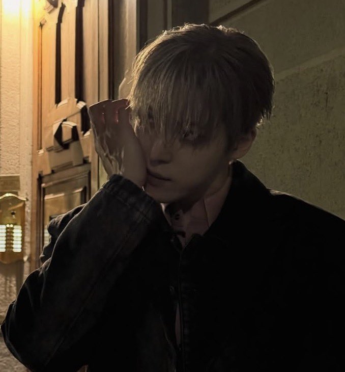 braidsmg's tweet photo. vamp yvn having to bite into his own wrist and licks the metallic blood from it to suppress his urges but it gets 100x worse around wcc for some reason, from the moment he meets him he can feel his canines growing, aching for a bite of that slim neck https://t.co/EQVUhYuCjL