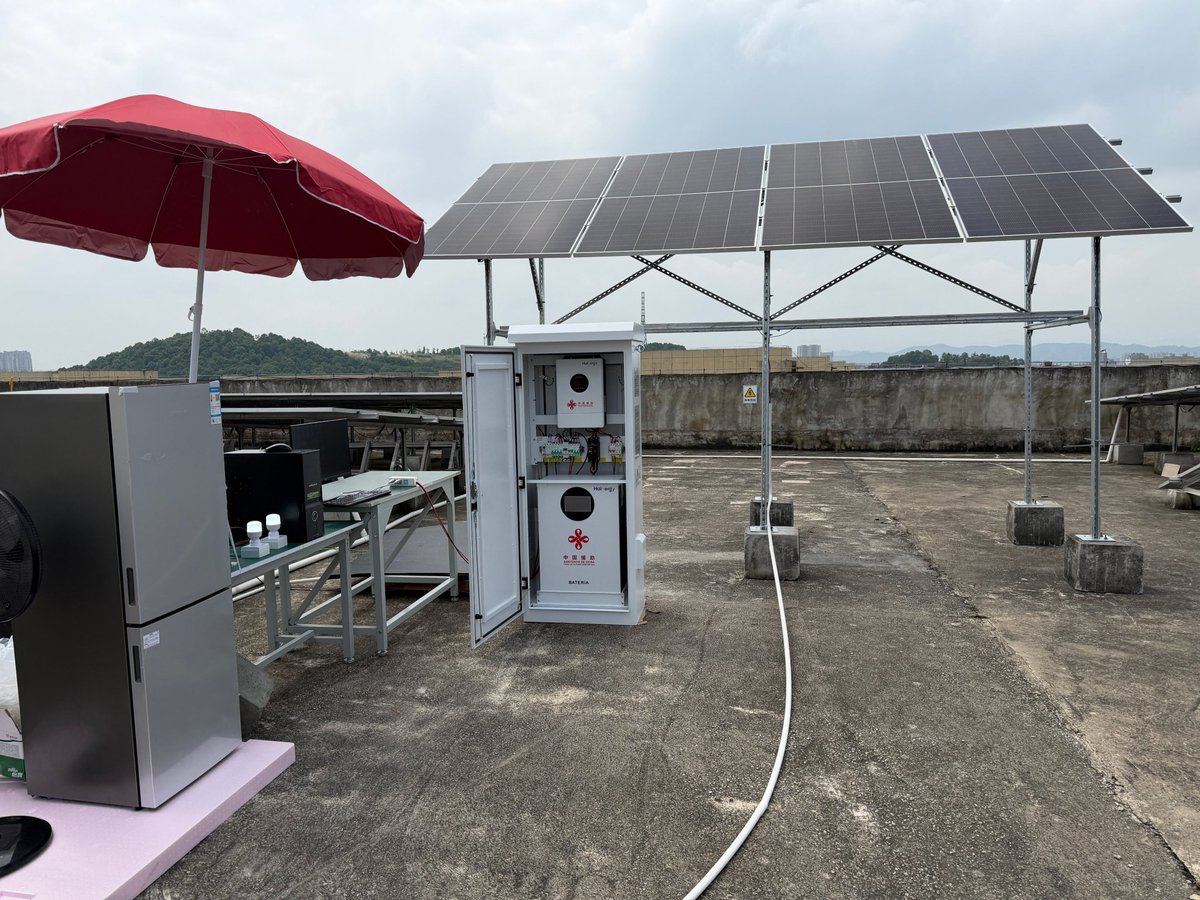 MEP_CUBA's tweet photo. China aporta 5mil nuevos sistemas solares que arribaron a #Cuba en 200 contenedores los cuales contribuirán a ponerle energía a centros de trabajos y hogares en zonas remostas. Gracias miles a #China que si #TumbaElBloqueo.
#CubaNoEstáSola https://t.co/I0DQteM2WI