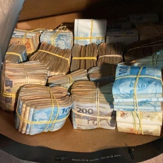 republiqueBRA's tweet photo. 🗣️ “Já estou no banco. Acima de 50 mil por dia, por CPF, a moça disse que o Banco Central já fica de olho... já aciona tipo um alerta lá. Só avisando”, alertou Ulisses Barbosa a Roberta Luchsinger, sua auxiliar pessoal e motorista, enquanto realizava repasses solicitados por ela. https://t.co/i3GsJsN6dl