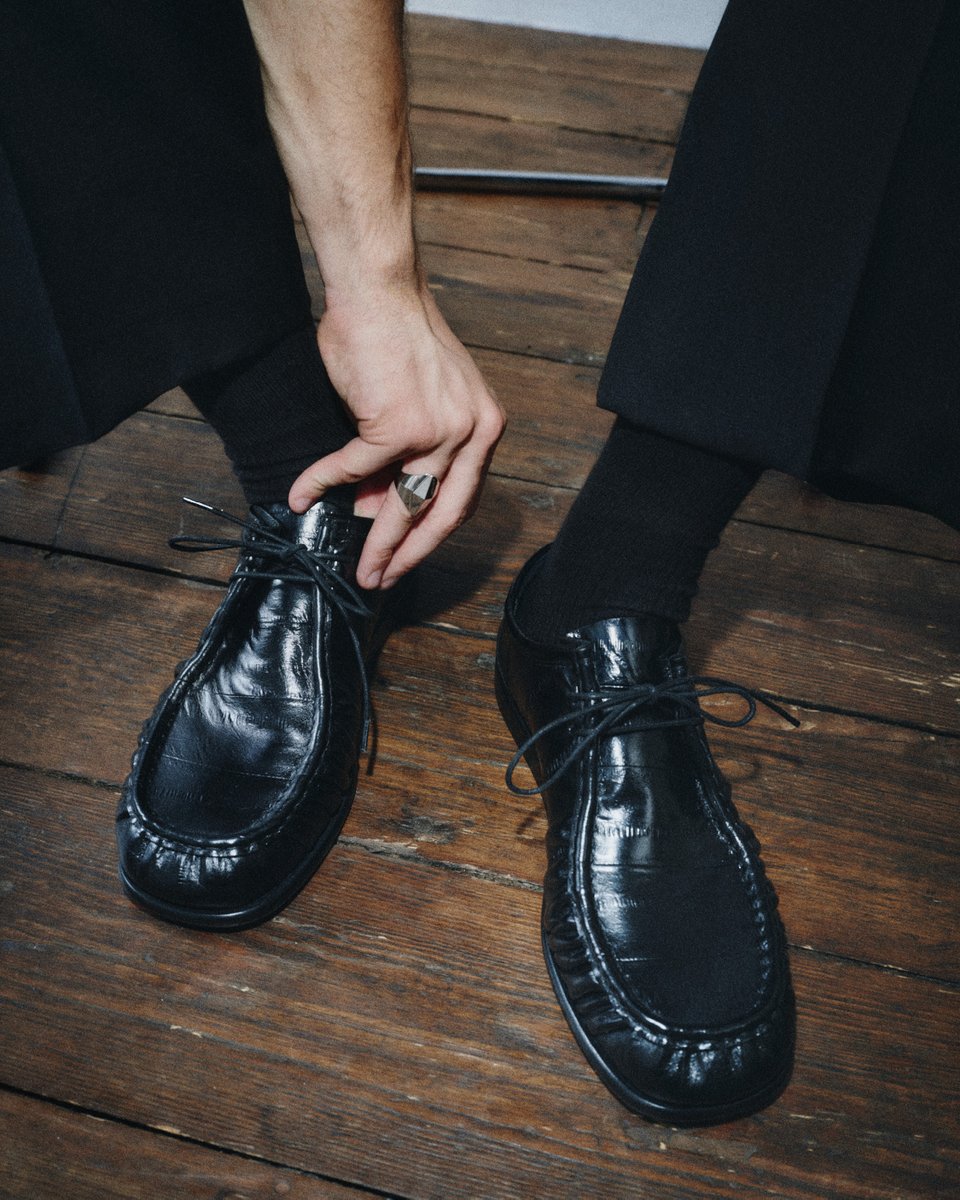 jimmychoo's tweet photo. Presented in black eel-embossed leather, the Ember Moccasin's subtle tactility invites a closer look.

#JimmyChoo

https://t.co/IxRRiAybyp https://t.co/isPwRqmabL