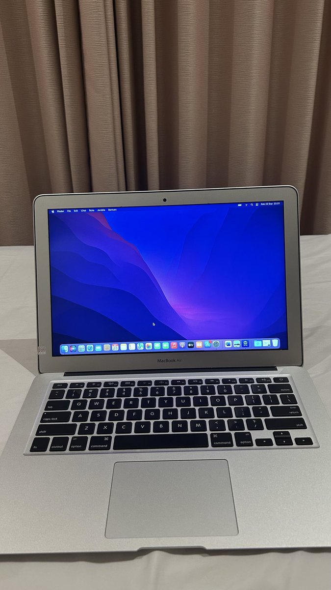 kleaaaaa8's tweet photo. hii! WTS Macbook Air 2017 (dijual karena papahku gabisa makenya😭)
Harga: 3,7 jt (masih bisa nego)
• Pemakaian pribadi
• Kondisi masih mulus dan normal (jarang dipakai)
• Laptop + carger
• batrai awet
📍Lokasi Jogja (bisa COD)
#jualmacbookjogja #jualmacbook https://t.co/I0k6ZzyOru