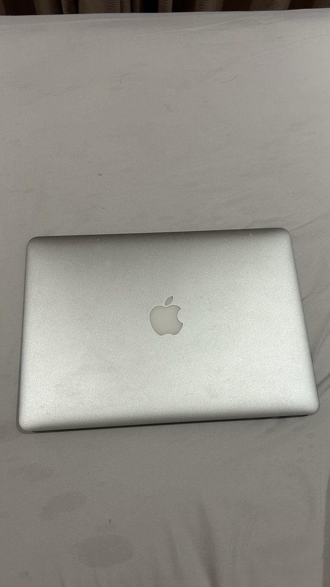 kleaaaaa8's tweet photo. hii! WTS Macbook Air 2017 (dijual karena papahku gabisa makenya😭)
Harga: 3,7 jt (masih bisa nego)
• Pemakaian pribadi
• Kondisi masih mulus dan normal (jarang dipakai)
• Laptop + carger
• batrai awet
📍Lokasi Jogja (bisa COD)
#jualmacbookjogja #jualmacbook https://t.co/I0k6ZzyOru