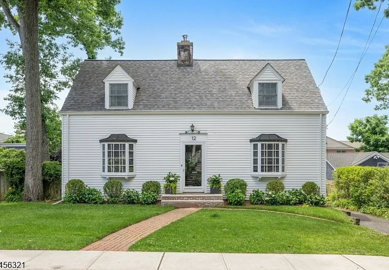 CaptainCons's tweet photo. this home for sale in Summit, NJ is $1.7M 

lol what are we even doing? https://t.co/0P36PKqu0L