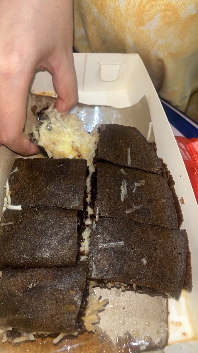 nilpiee's tweet photo. udh lama gk makan terang bulan 🤤 karena kalo beli seloyang udh pasti gk abis!! jd nunggu ada temen makan. ngakak pas beli kaget aja udh pake ai terus item lg tp ini karena dia rasa black forest 🤣 https://t.co/DxoxVgk8vZ