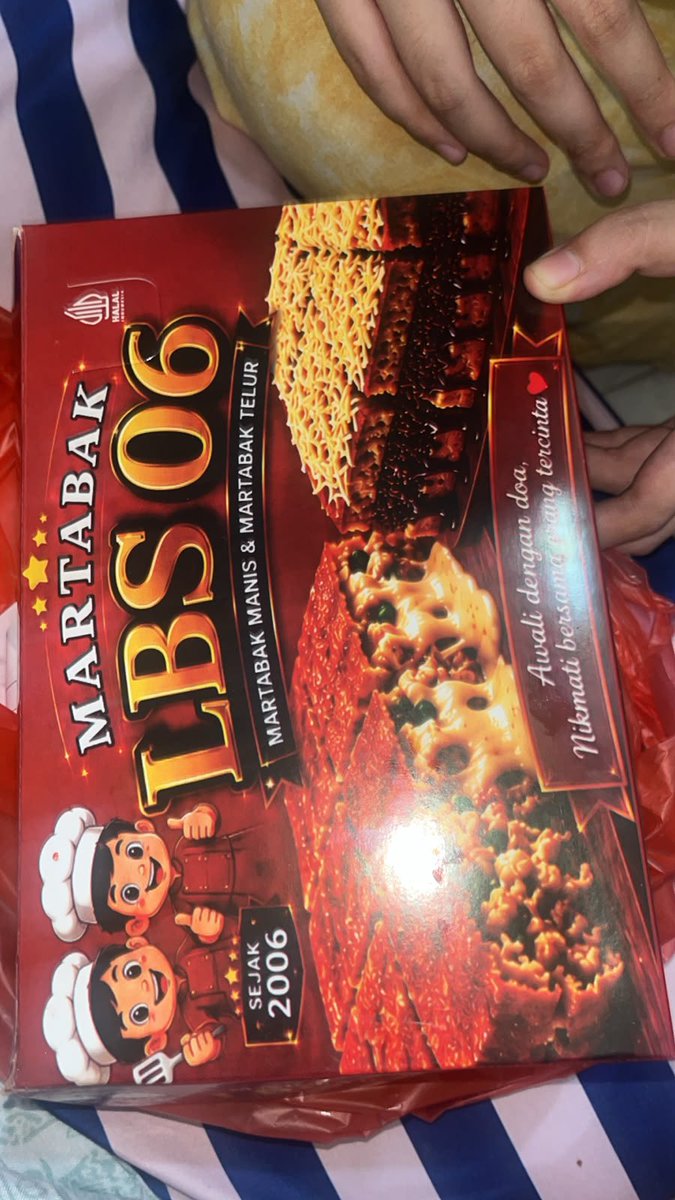 nilpiee's tweet photo. udh lama gk makan terang bulan 🤤 karena kalo beli seloyang udh pasti gk abis!! jd nunggu ada temen makan. ngakak pas beli kaget aja udh pake ai terus item lg tp ini karena dia rasa black forest 🤣 https://t.co/DxoxVgk8vZ