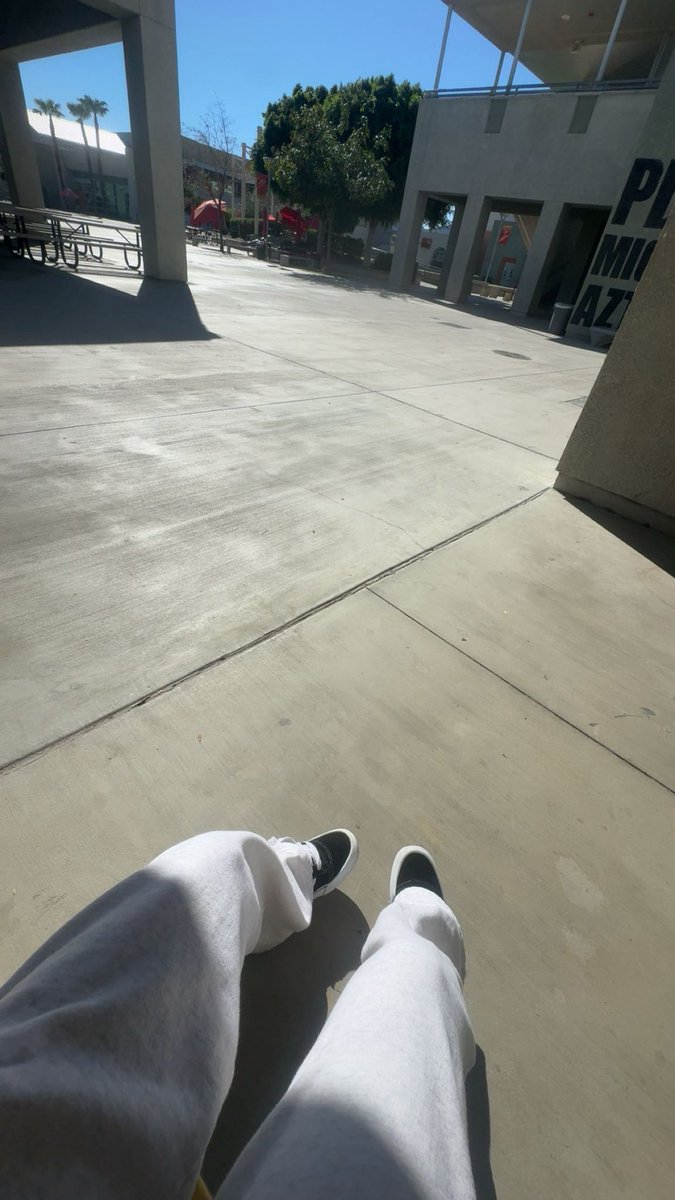 goddess_charz's tweet photo. losers pay brats before they graduate highschool🙄🙄 #senior https://t.co/yX7uPmrZQA