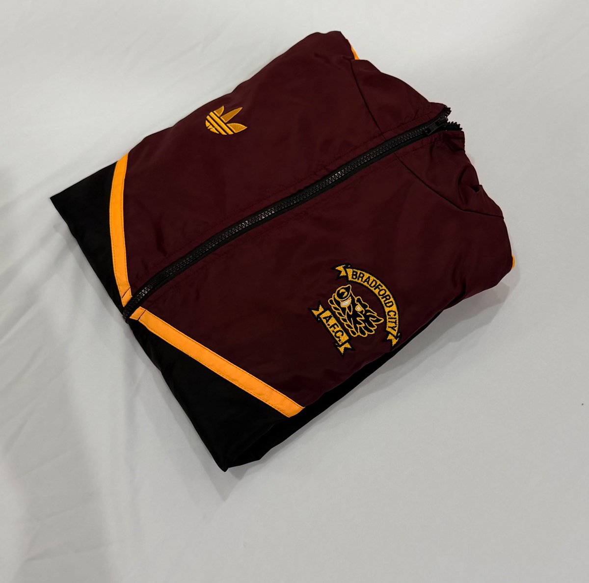 Bradford_retro_'s tweet photo. ❗️AVAILABLE NOW ❗️

Order the Bradford Boar Waterproof Jacket here  ⬇️ 

https://t.co/rShbvmE54Q

100 available ✅ 

To win one FREE:

• Repost 🔄
• Follow ❤️
• Comment your size ✅ 

#BCAFC https://t.co/uE8gqq44E2