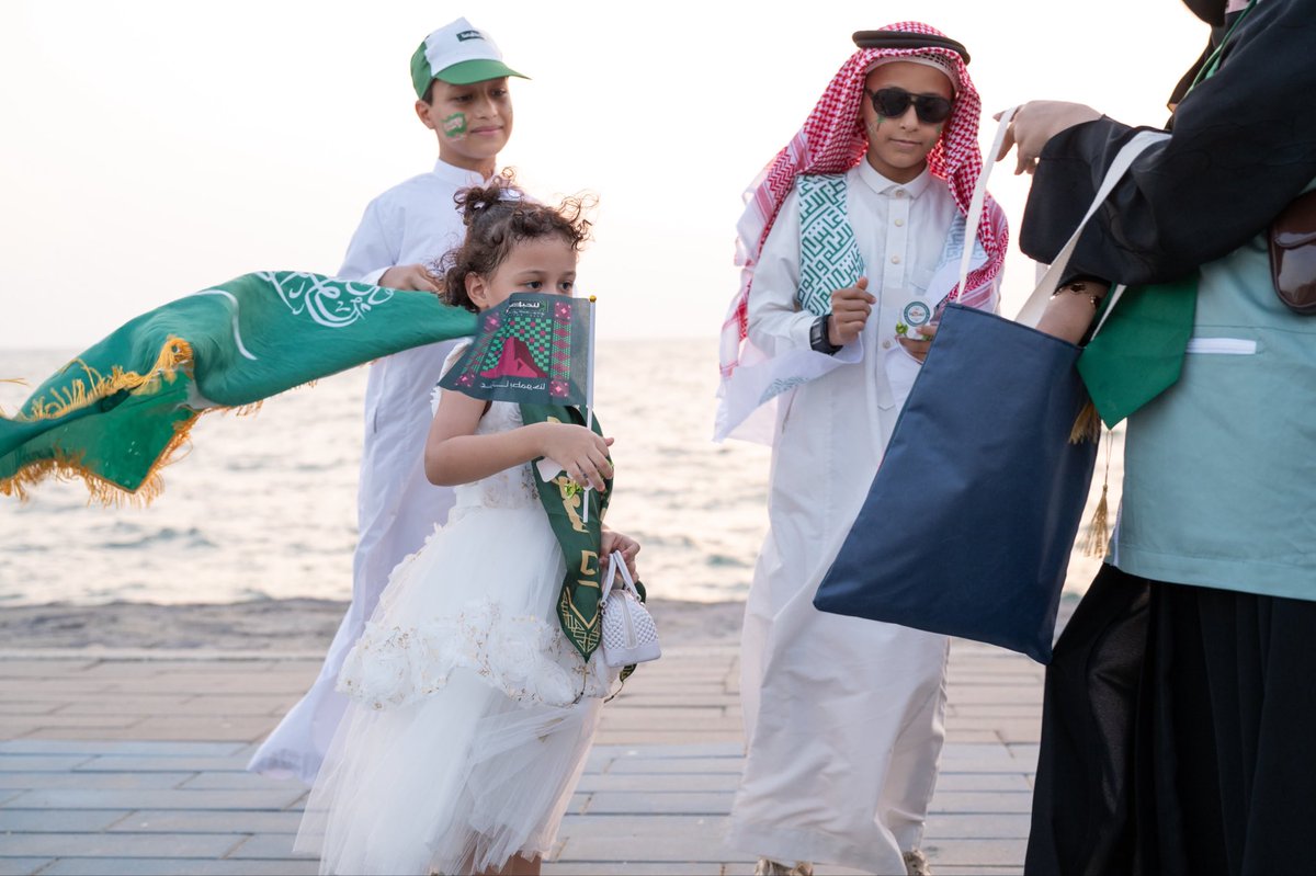 jazan1sa's tweet photo. #أمانة_جازان توزع الهدايا على الأهالي والزوار، مشاركة لهم فرحة #اليوم_الوطني_السعودي في أجواء يملؤها الفخر والاعتزاز بالوطن.

#عزنا_بطبعنا
#وزارة_البلديات_والإسكان https://t.co/eanQ4NvnE7