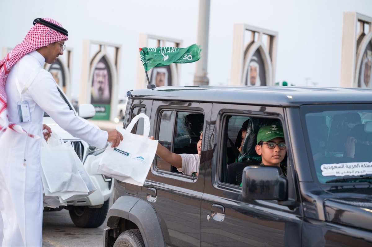 jazan1sa's tweet photo. #أمانة_جازان توزع الهدايا على الأهالي والزوار، مشاركة لهم فرحة #اليوم_الوطني_السعودي في أجواء يملؤها الفخر والاعتزاز بالوطن.

#عزنا_بطبعنا
#وزارة_البلديات_والإسكان https://t.co/eanQ4NvnE7