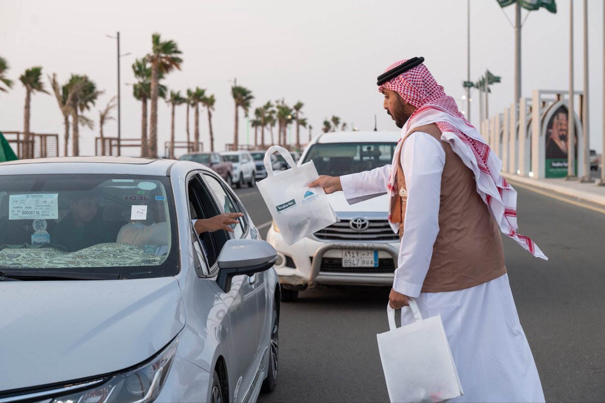 jazan1sa's tweet photo. #أمانة_جازان توزع الهدايا على الأهالي والزوار، مشاركة لهم فرحة #اليوم_الوطني_السعودي في أجواء يملؤها الفخر والاعتزاز بالوطن.

#عزنا_بطبعنا
#وزارة_البلديات_والإسكان https://t.co/eanQ4NvnE7