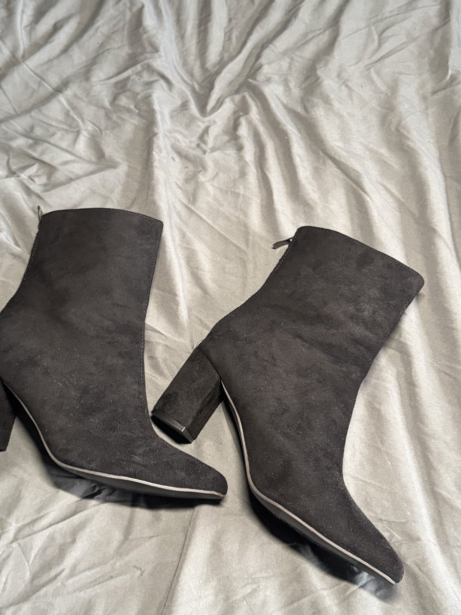 troublewithme0's tweet photo. Meine neuen Stiefel sind heute angekommen, wer übernimmt die Rechnung ?💸 

#Stiefel #findom https://t.co/7Jtyuoviao