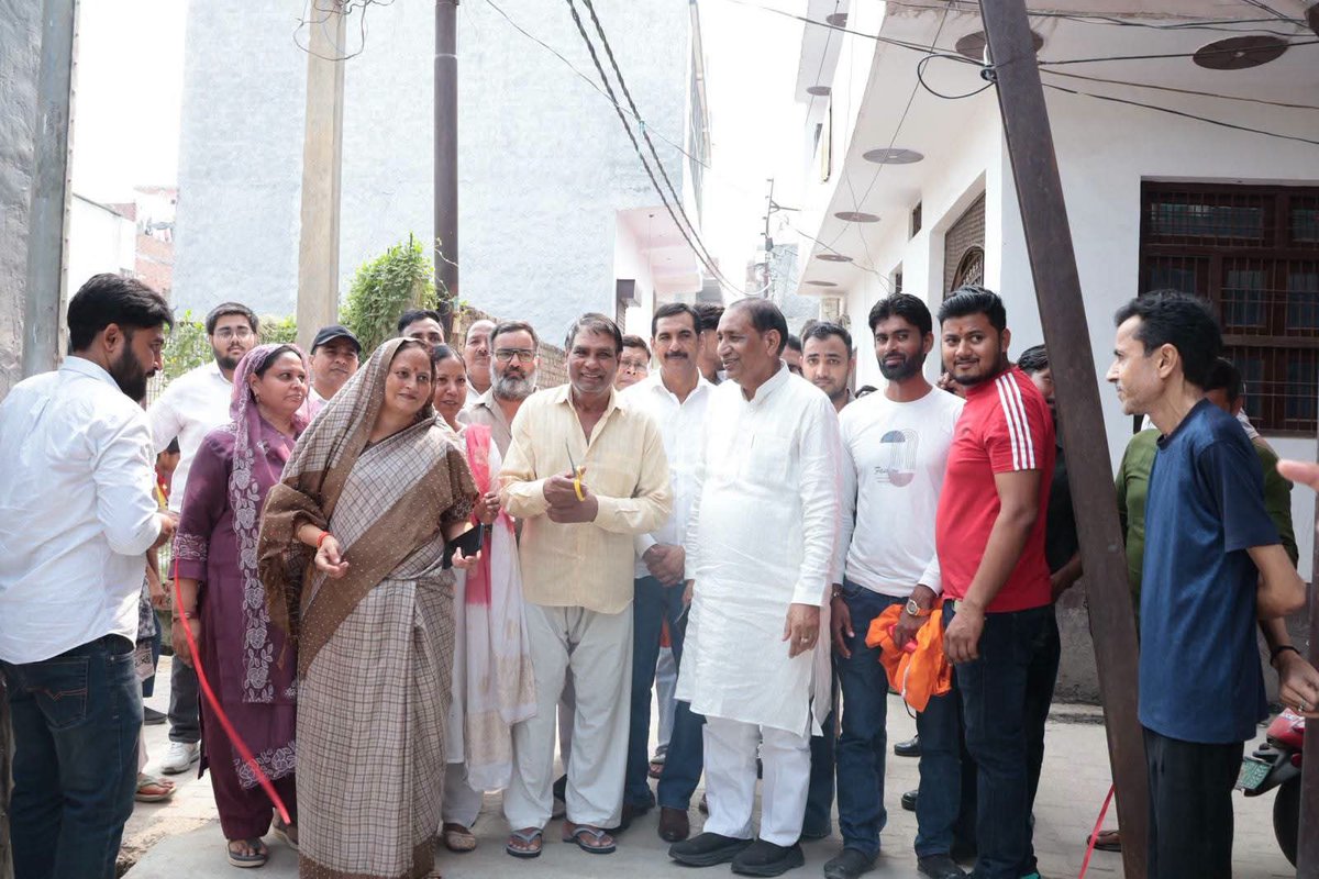 tejpalnagarMLA's tweet photo. दादरी में विकास कार्यों को मिली नई गति! 

आज दादरी नगर के वार्ड-05 की दौलतराम कॉलोनी में सीसी रोड एवं नाली निर्माण कार्य तथा वार्ड-09 में सीसी रोड निर्माण कार्य का लोकार्पण किया।

क्षेत्र में बेहतर सड़क, नाली और मूलभूत सुविधाओं का विस्तार हमारी प्राथमिकता है। विकास कार्यों से नागरिकों को सुविधाजनक आवागमन और बेहतर जनसुविधाएं मिलेंगी। इस अवसर पर नगर पालिका अध्यक्ष श्रीमती @GeetaPanditbjp जी, भाजपा नगर अध्यक्ष श्री राजीव सिंघल जी, सभासदगण एवं क्षेत्रीय गणमान्य नागरिक उपस्थित रहे।

जनसेवा ही संकल्प, विकास ही प्राथमिकता। 
#MLADadri

@narendramodi @AmitShah @NitinNabin @myogiadityanath @sunilbansalbjp @idharampalsingh @mppchaudhary @BrijeshSinghBJP @dr_maheshsharma @iabhishek4bjp @BJP4UP