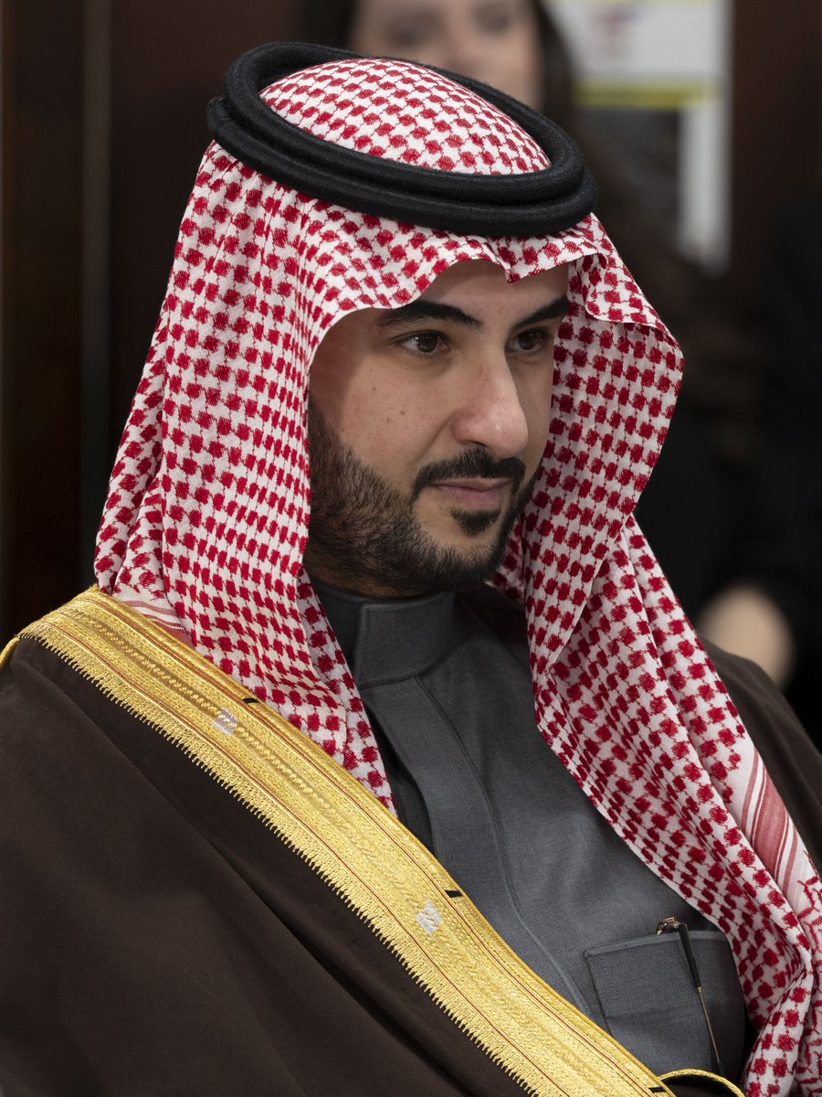 Cosmos_politic's tweet photo. الأخبار الواصلة من المعارضة السعودية تشير إلى أن هناك صدامًا عنيفًا يتصاعد بين محمد بن سلمان وشقيقه خالد بن سلمان، وزير الدفاع، وأن الخلاف بين الرجلين وصل الآن إلى مرحلة متقدمة جدًا، مع تبادل مباشر للاتهامات حول المسؤولية عن الوضع العسكري الذي وصلت إليه السعودية في مواجهتها مع أنصار الله.

محمد بن سلمان أوصل حديثًا لخالد بن سلمان مفاده أنه وثق بأخيه ووضعه في وزارة الدفاع لكي يبني جيشًا قويًا قادرًا على مواجهة أنصار الله، ولكنه، وبعد سنوات على رأس الوزارة وإنفاق مئات المليارات على المؤسسة العسكرية، لم ينجح في ذلك. محمد بن سلمان اتهم شقيقه خالد بن سلمان بالفساد الإداري وسرقة الأموال، واتهمه بأنه حوّل الجيش السعودي، رغم كل ما أُنفق عليه، إلى جيش خردة غير قادر على مواجهة أنصار الله.

خالد بن سلمان رد على شقيقه محمد بن سلمان بأن المسؤولية لا تقع عليه، بل على محمد بن سلمان نفسه، وأن محمد بن سلمان هو الذي أغرق السعودية، بسبب سوء تقديره، في حرب طائشة مع اليمن منذ البداية. وبحسب ما وصل من المعارضة السعودية، قال خالد بن سلمان لأخيه إن محمد بن سلمان، مهما أجرى من إصلاحات ومهما أنفق من أموال على الجيش السعودي، لن يستطيع جعل هذا الجيش قادرًا على مواجهة أنصار الله، لأن المشكلة بدأت من القرار نفسه ومن الطريقة التي دخل بها محمد بن سلمان الحرب، ومن رفضه أن يتعلم من تاريخ اليمن وطبيعة الحروب فيه.

الصراع بين الرجلين يصل الآن إلى أقصى مداه، ولم يعد مجرد خلاف بين ولي العهد ووزير الدفاع حول إدارة الحرب، بل بدأ يتحول إلى صراع داخل العائلة المالكة نفسها. هناك تحزبات حقيقية داخل آل سعود، وجزء من الأمراء يقف خلف خالد بن سلمان ويدعمه، بينما يقف الجزء الآخر خلف محمد بن سلمان، ما يعني أن الخلاف بين الشقيقين بدأ يتحول إلى صراع أوسع داخل الأسرة على المسؤولية والنفوذ ومستقبل السلطة.

والأخطر أن الصراع قد لا يتوقف عند تبادل الاتهامات. المعلومات الواصلة من السعودية تتحدث عن احتمال أن يحاول محمد بن سلمان عزل خالد بن سلمان من وزارة الدفاع وتحميله مسؤولية الإخفاق العسكري، وفي المقابل هناك حديث عن أن خالد بن سلمان قد يتحرك قبل عزله، وأن الصدام بين الرجلين قد يصل في أسوأ مراحله إلى محاولة انقلاب عسكري على محمد بن سلمان يقودها خالد بن سلمان مستندًا إلى موقعه على رأس وزارة الدفاع وإلى الأمراء الذين يقفون خلفه.

هذا الصراع يأتي في توقيت شديد الحساسية بالنسبة لمحمد بن سلمان. صحيفة نيويورك تايمز أكدت خلال سبتمبر 2026 أن ولي العهد طلب شخصيًا من دونالد ترامب التدخل عسكريًا ضد أنصار الله، وأنه اتصل به طالبًا المساعدة لوقف تقدمهم، بينما أكدت رويترز أيضًا أن السعودية طلبت دعمًا عسكريًا أمريكيًا بعد التقدم الكبير لأنصار الله، وأن الهجوم كشف إخفاقات استخباراتية وحسابات سعودية خاطئة.

أما خالد بن سلمان، فقد دخل قلب المؤسسة العسكرية قبل سنوات من توليه الوزارة. عُيّن نائبًا لوزير الدفاع في فبراير 2019، وبدأ مباشرة العمل في منصبه الجديد، ثم عُيّن وزيرًا للدفاع في 27 سبتمبر 2022، في اليوم نفسه الذي أصبح فيه محمد بن سلمان رئيسًا لمجلس الوزراء. أي أن محمد بن سلمان هو نفسه من وضع شقيقه تدريجيًا في قلب المؤسسة العسكرية ثم سلّمه وزارة الدفاع بالكامل.

ومنذ تولي خالد بن سلمان وزارة الدفاع لم تكن الأموال قليلة بأي شكل. خُصص للقطاع العسكري السعودي 259 مليار ريال في ميزانية 2023، و269 مليار ريال في ميزانية 2024، ثم 272 مليار ريال في ميزانية 2025، و240 مليار ريال في ميزانية 2026. أي أن إجمالي المخصصات العسكرية خلال هذه السنوات الأربع بلغ نحو 1.04 تريليون ريال سعودي. 

وهنا تحديدًا تكمن اهمية الصدام بين الشقيقين. محمد بن سلمان يقول عمليًا إنه منح أخاه الوزارة والوقت والمال لبناء القوة العسكرية التي يريدها، ثم يتهمه اليوم بالفشل والفساد وسرقة الأموال وتحويل الجيش إلى جيش خردة. وخالد بن سلمان يرد عليه بأن الأموال والسلاح لا تستطيع إصلاح خطأ محمد بن سلمان الأصلي، وأن من أدخل السعودية في هذه الحرب وأساؤ تقدير اليمن وأنصار الله منذ البداية هو محمد بن سلمان نفسه. ومع دخول أمراء آخرين على خط الصراع، لم يعد الخلاف مجرد سؤال حول من فشل في إدارة وزارة الدفاع، بل أصبح صراعًا داخل مركز الحكم نفسه، وقد تكون نتائجه أخطر بكثير من مجرد تغيير وزير.