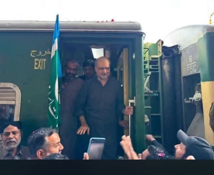 BuzzCraze_3842's tweet photo. محترم امیر جماعت کو ٹرین کا کامیاب جھولا لینے پر مبارکباد پیش کرتے ہیں 🤣
 جماعتِ اسلامی نے اپنا لانگ مارچ ملتان آکر حافظ کا سوہن حلوہ کھاتے ہی ختم کردیا ورنه پٹرول 450 هوجاتا https://t.co/WQ13EJvP8B