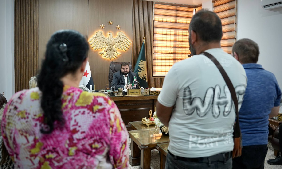 Suwaydamd's tweet photo. خلال لقاء الأربعاء الأسبوعي، وجّه محافظ السويداء بصرف رواتب عاملين في بلدية عتيل على الفور، استجابةً لشكوى رسمية تقدّموا بها بسبب تأخّر مستحقاتهم المالية نتيجة الإجراءات الإدارية.
#محافظة_السويداء
#مديرية_إعلام_السويداء https://t.co/1D8dgyQIm6