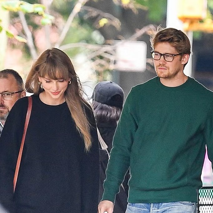 ederpoet's tweet photo. Lembrando que um dos poucos candids, em 6 anos de relacionamento, do Joe Alwyn com a Taylor foi justamente quando ela foi dar uma entrevista com o Martin McDonagh (diretor de cinema) https://t.co/HnEqH6VyVQ