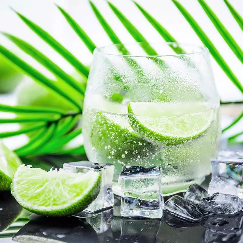 Rismale18's tweet photo. [Craving a quick, refreshing pick-me-up Blend iced mint leaves, fresh lime juice, a tbsp of honey, and cold water for 30 seconds. Sip your zesty homemade mint lime cooler now!] https://t.co/PUVg7rAFLd