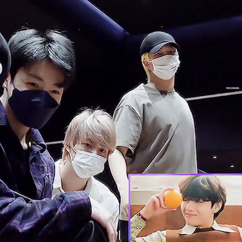 myu_kookv's tweet photo. Jungkook, just look at yourself… You're so hopelessly in love. https://t.co/sDXK0kGf6o