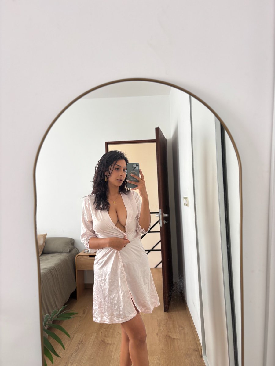 floretoyo's tweet photo. 5 mins in a room with me, wyd?? https://t.co/fdnY2qx5ww