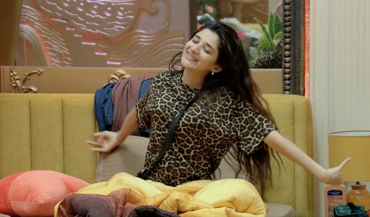 beingrachit_'s tweet photo. if isha n uditi face a lot of backlash wrt their contribution; can anyone tell me whats her contri?? plus her acts r at times so weird as if she is in some barbie land. why is she pushed so much despite negligible performance n so much spotlight on her in episode?
#BiggBoss20 https://t.co/pc7XtbLNxn