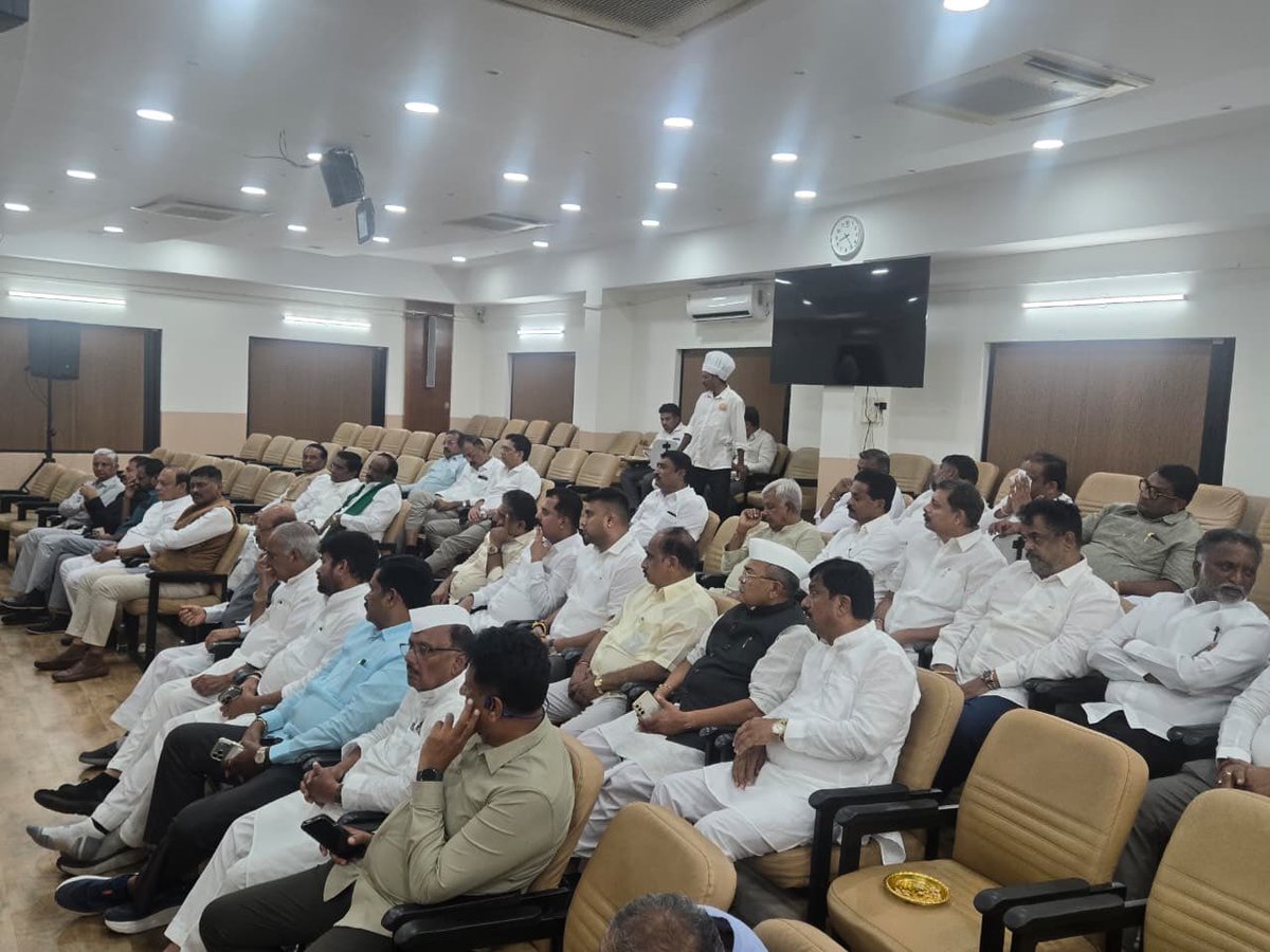 INCKarnataka's tweet photo. ಕೆಪಿಸಿಸಿ ಕಚೇರಿಯಲ್ಲಿ ಅಧ್ಯಕ್ಷರಾದ @HariprasadBK2 ಅವರು ಮುಂಬರುವ ವಿಧಾನ ಪರಿಷತ್ ಚುನಾವಣೆ ಕ್ಷೇತ್ರಗಳ ವ್ಯಾಪ್ತಿ ಶಾಸಕರುಗಳ ಸಭೆಯನ್ನು ನಡೆಸಿದರು.

ಸಿಎಂ @DKShivakumar, ಎಐಸಿಸಿ ಕಾರ್ಯದರ್ಶಿ ಗೋಪಿನಾಥ್ ಪಳನಿಯಪ್ಪನ್,  ಸಚಿವರಾದ ಮುನಿಯಪ್ಪ, ಮಾಜಿ ಸಚಿವ ಹೆಚ್ ಕೆ ಪಾಟೀಲ್ ಅವರು ಉಪಸ್ಥಿತರಿದ್ದರು. https://t.co/cm6yvfAORh