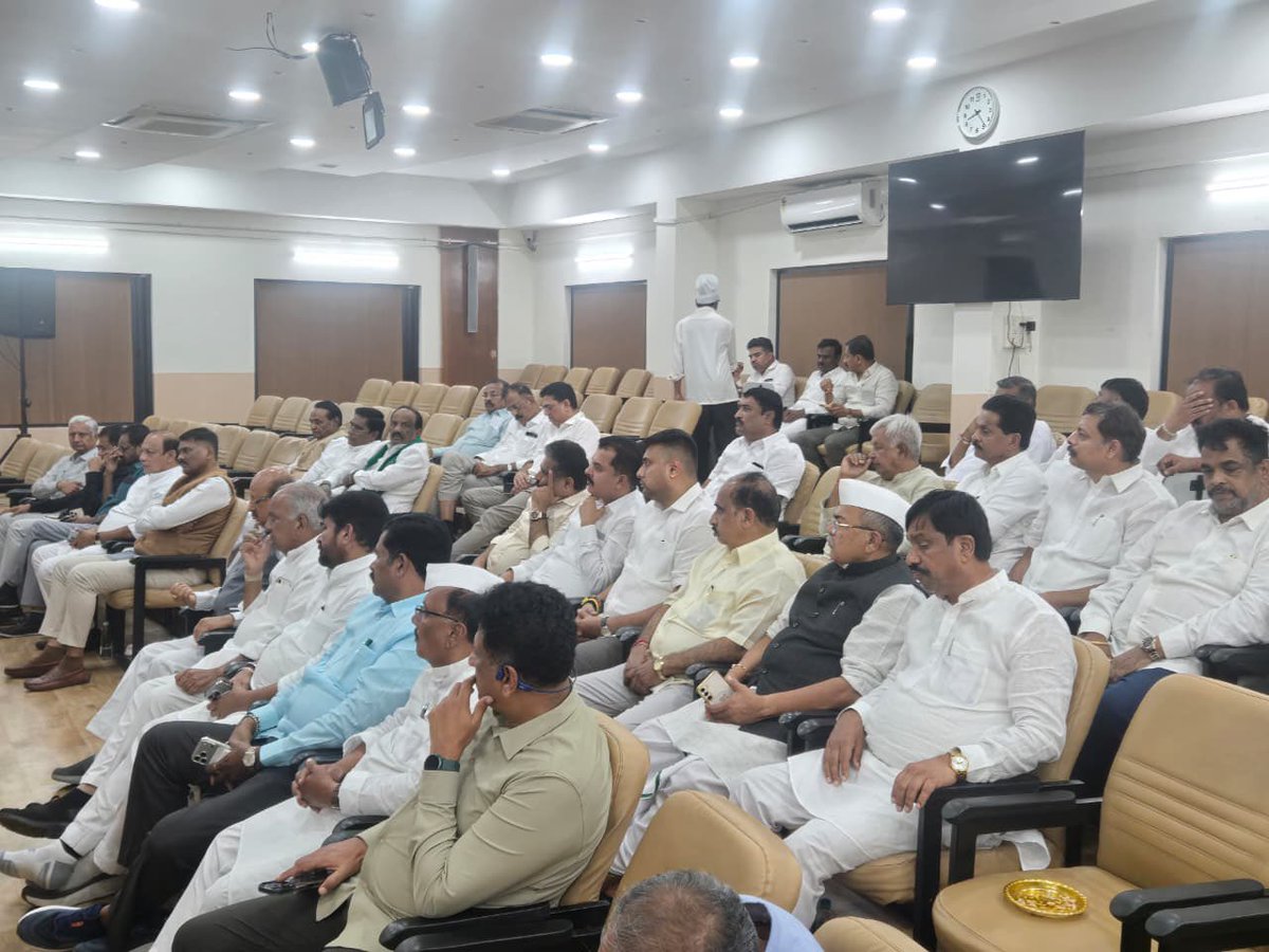 INCKarnataka's tweet photo. ಕೆಪಿಸಿಸಿ ಕಚೇರಿಯಲ್ಲಿ ಅಧ್ಯಕ್ಷರಾದ @HariprasadBK2 ಅವರು ಮುಂಬರುವ ವಿಧಾನ ಪರಿಷತ್ ಚುನಾವಣೆ ಕ್ಷೇತ್ರಗಳ ವ್ಯಾಪ್ತಿ ಶಾಸಕರುಗಳ ಸಭೆಯನ್ನು ನಡೆಸಿದರು.

ಸಿಎಂ @DKShivakumar, ಎಐಸಿಸಿ ಕಾರ್ಯದರ್ಶಿ ಗೋಪಿನಾಥ್ ಪಳನಿಯಪ್ಪನ್,  ಸಚಿವರಾದ ಮುನಿಯಪ್ಪ, ಮಾಜಿ ಸಚಿವ ಹೆಚ್ ಕೆ ಪಾಟೀಲ್ ಅವರು ಉಪಸ್ಥಿತರಿದ್ದರು. https://t.co/cm6yvfAORh