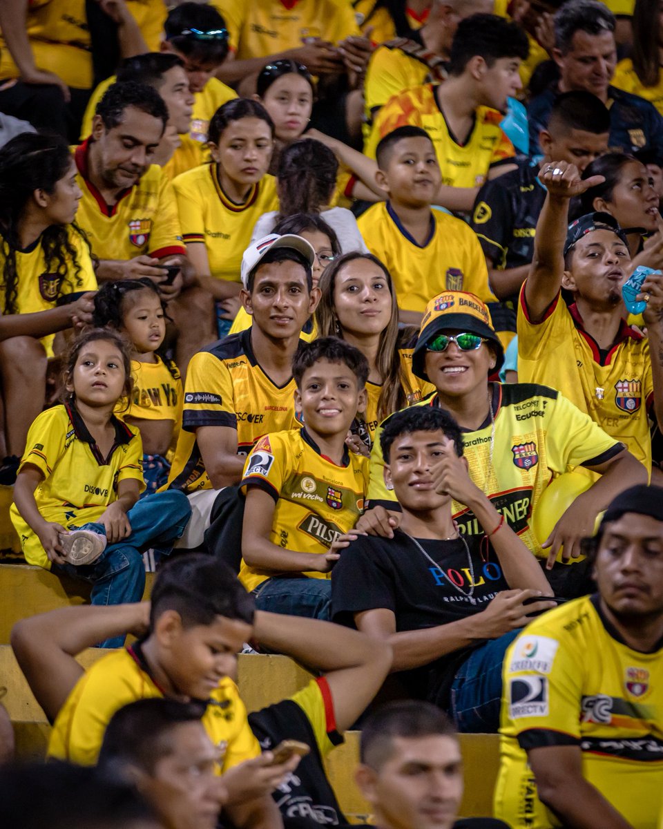 BarcelonaSC's tweet photo. Nuestra gente, la que siempre está. 💛🖤

#VamosIdolo https://t.co/m1UCBq6oJA
