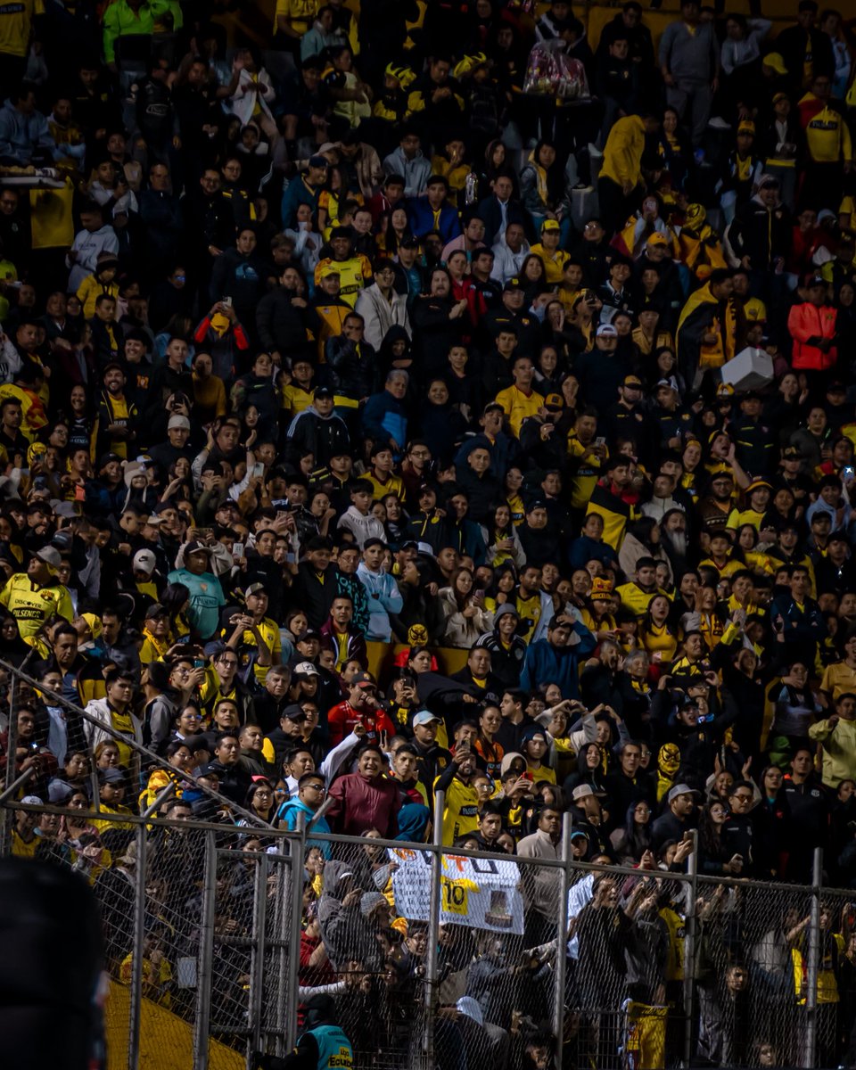 BarcelonaSC's tweet photo. Nuestra gente, la que siempre está. 💛🖤

#VamosIdolo https://t.co/m1UCBq6oJA