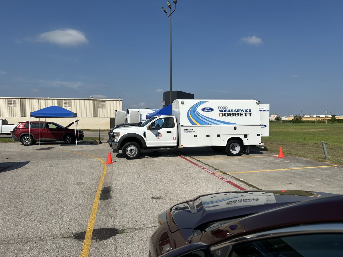 agarza_aldine's tweet photo. @aldineisd Stoval middle school.  Principal Bland is partnering with Doggett Ford to provide free oil changes to his hard working staff https://t.co/LY47AutkYI