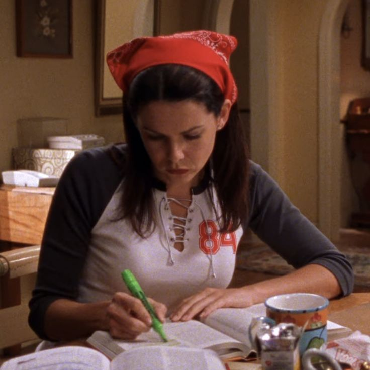cinevow's tweet photo. Lauren Graham as Lorelai Gilmore in Gilmore Girls https://t.co/hEnunhMkE3