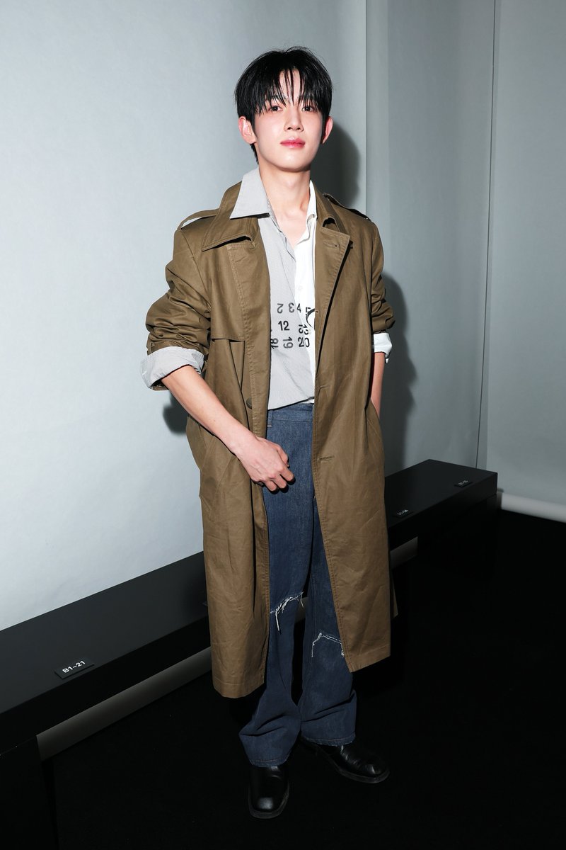 lessencestudios's tweet photo. Park Siwoo attends the MM6 Maison Margiela Spring/Summer 2027 show at Milan Fashion Week.

#ParkSiwoo #MM6MaisonMargiela https://t.co/R0Z4qQYT4q