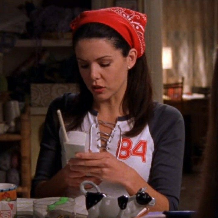 cinevow's tweet photo. Lauren Graham as Lorelai Gilmore in Gilmore Girls https://t.co/hEnunhMkE3