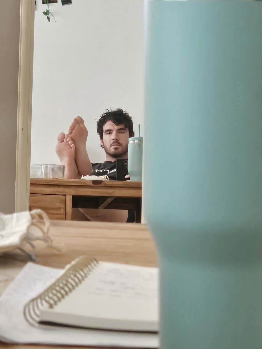 Smthingclever2's tweet photo. Spying on my feet again aren't you https://t.co/9EzW2XPTeO