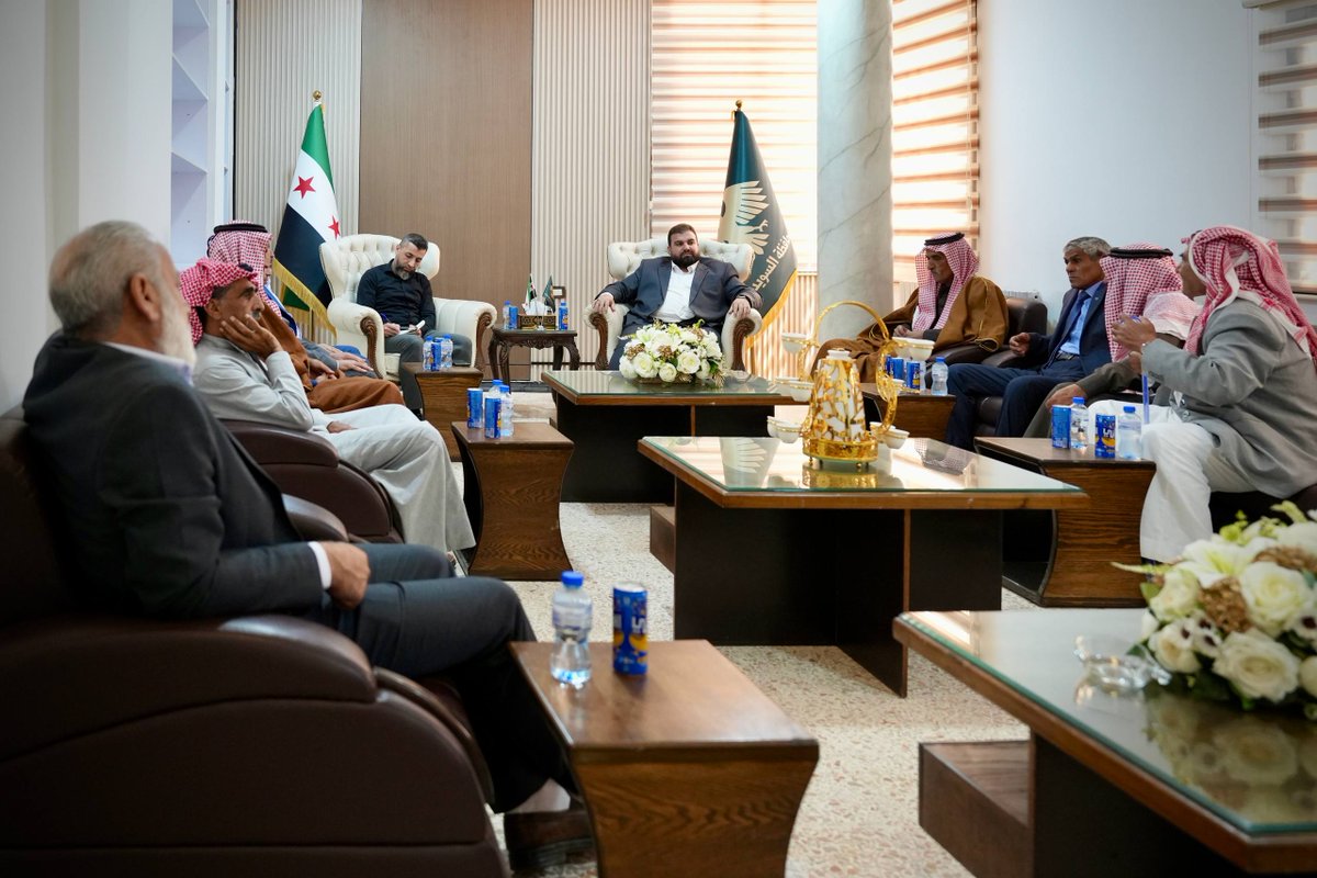 Suwaydamd's tweet photo. عقد محافظ السويداء، بحضور معاون قائد الأمن الداخلي، اجتماعاً مع اللجنة المكلّفة بمتابعة شؤون العشائر المهجّرة، يرافقهم وفد من أهالي قرية الدويرة، ��عرض التحديات التي تواجه القرية والعشائر المهجّرة في المحافظة، وبحث سبل معالجتها.
#محافظة_السويداء
#مديرية_إعلام_السويداء https://t.co/sbylTrRR3U